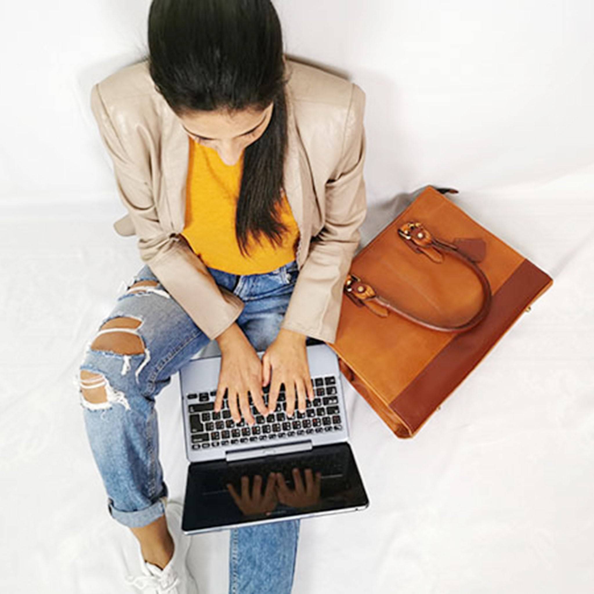 The Signature 17" Bag, Tan-2